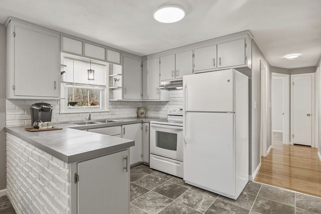 46 Lakevilla Ave, Springfield, MA 01109