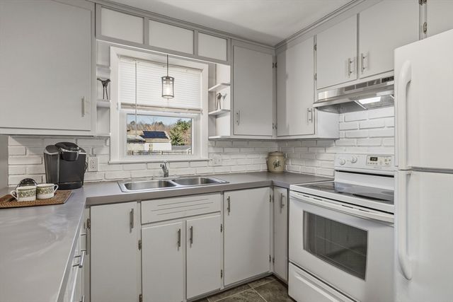 46 Lakevilla Ave, Springfield, MA 01109