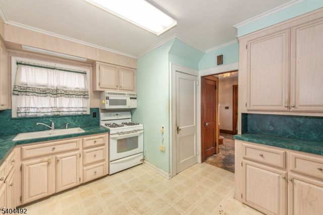 32 Walker Ave, Morristown Town, NJ 07960