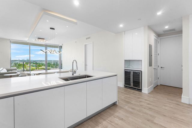 220 Lake Shore Drive 917, Lake Park, FL 33403