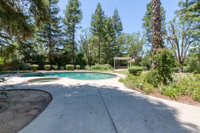 10340 N Sinclair, Fresno, CA 93720