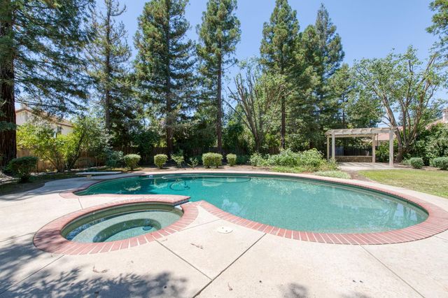 10340 N Sinclair, Fresno, CA 93720