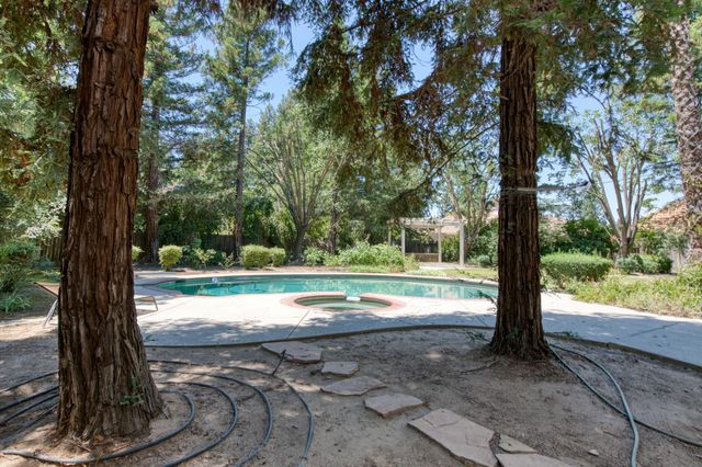 10340 N Sinclair, Fresno, CA 93720
