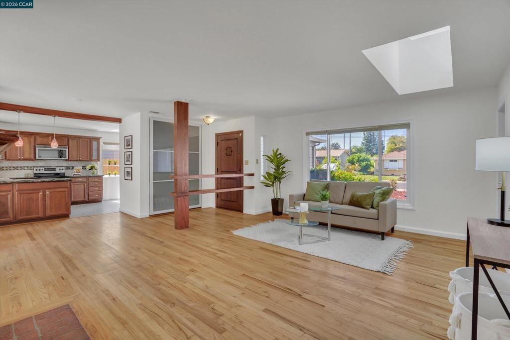 Image 10 of property listing at 144 Roslyn Dr, Concord, CA 94518