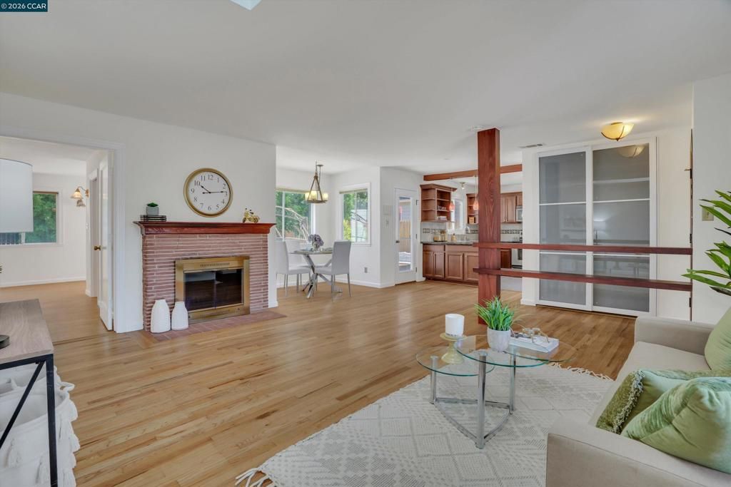 Image 11 of property listing at 144 Roslyn Dr, Concord, CA 94518