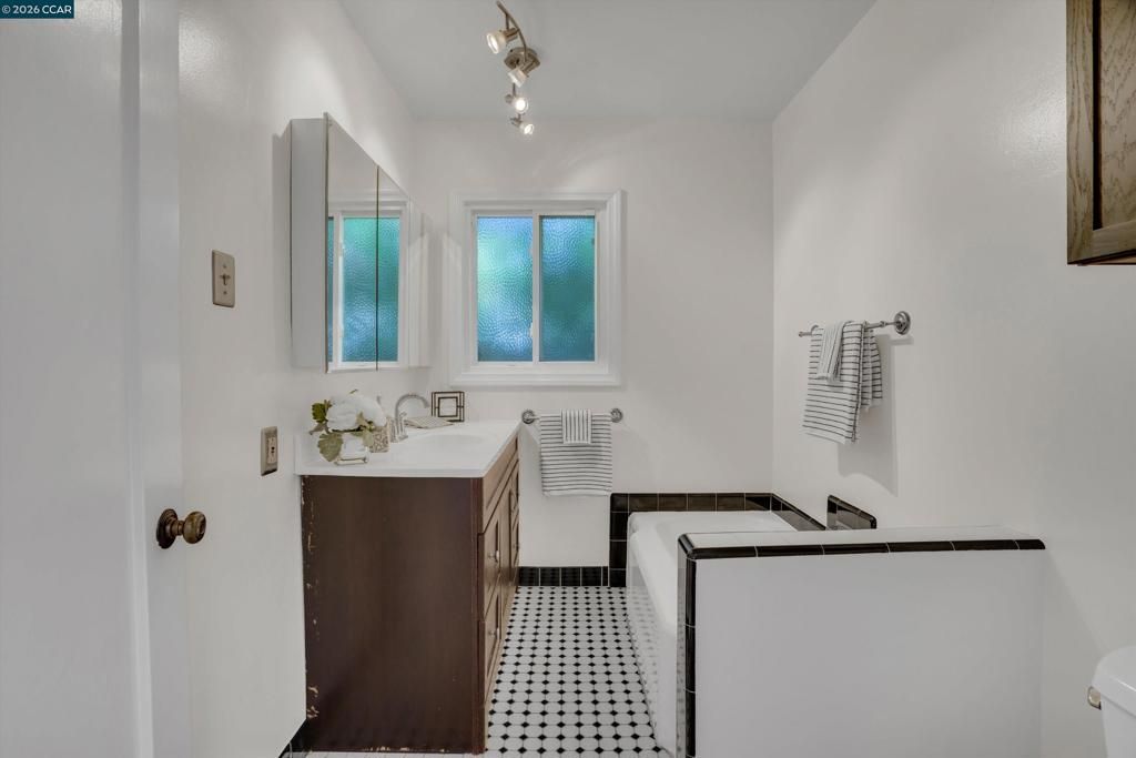 Image 13 of property listing at 144 Roslyn Dr, Concord, CA 94518