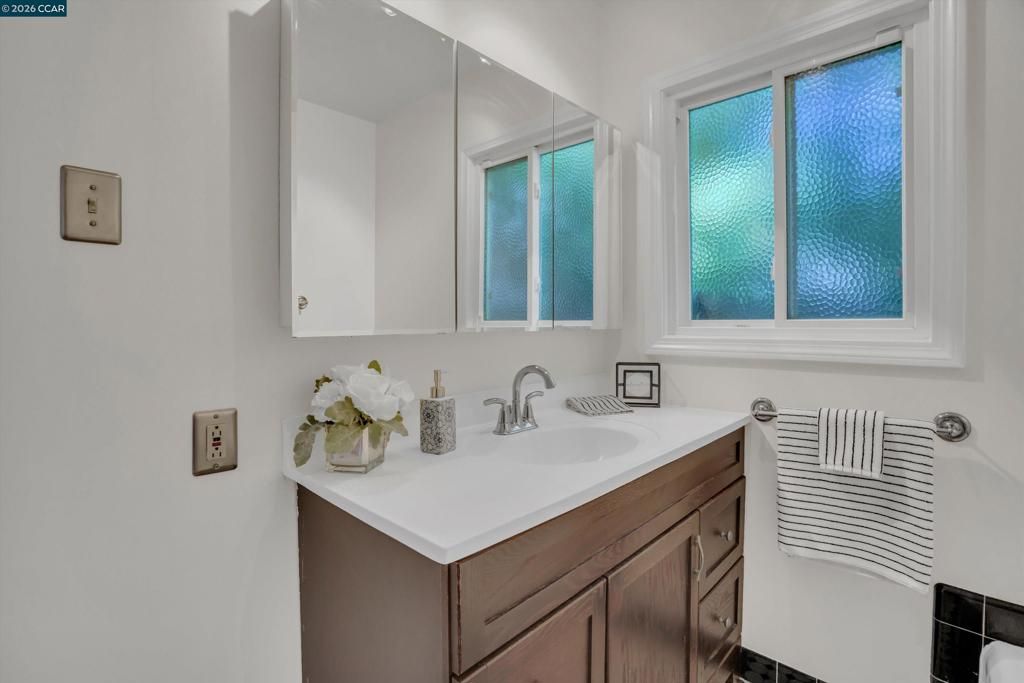Image 14 of property listing at 144 Roslyn Dr, Concord, CA 94518
