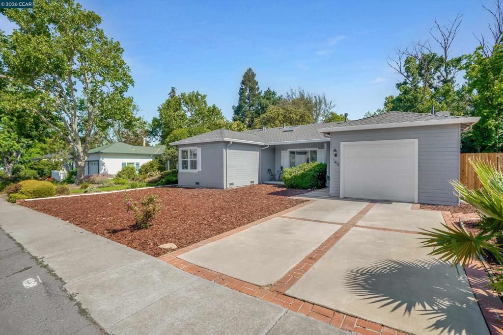 Image 2 of property listing at 144 Roslyn Dr, Concord, CA 94518
