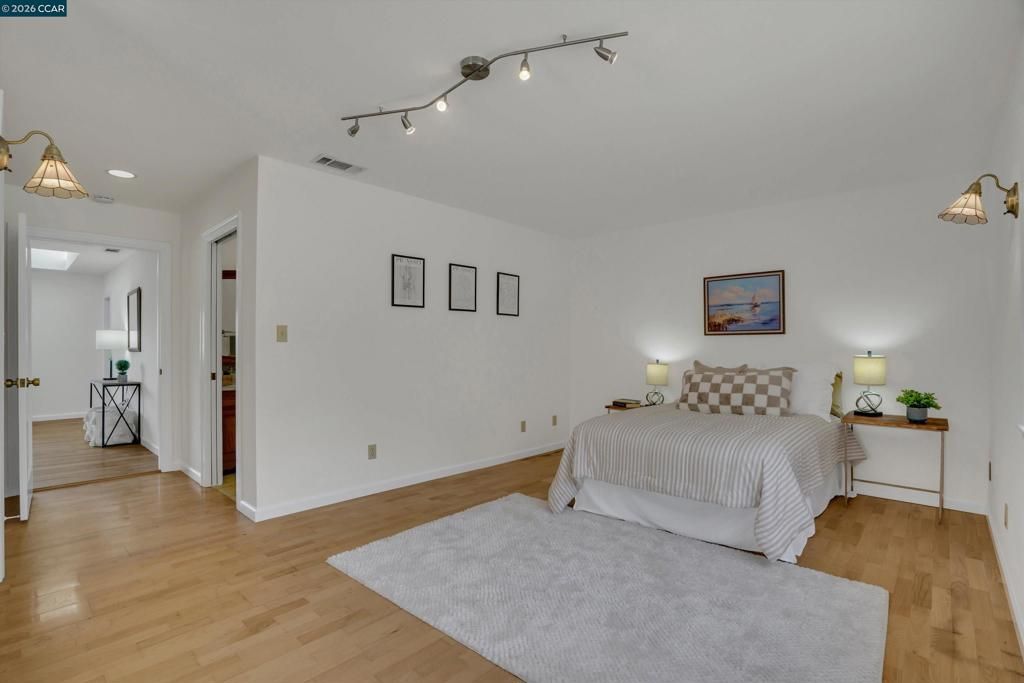 Image 20 of property listing at 144 Roslyn Dr, Concord, CA 94518