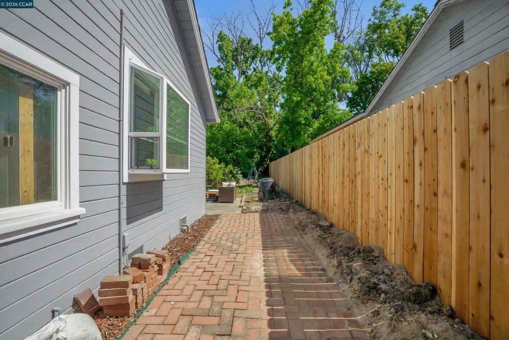 Image 22 of property listing at 144 Roslyn Dr, Concord, CA 94518