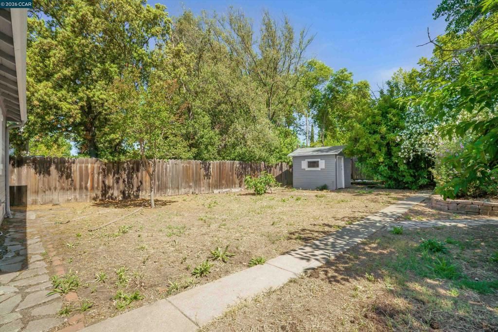 Image 27 of property listing at 144 Roslyn Dr, Concord, CA 94518