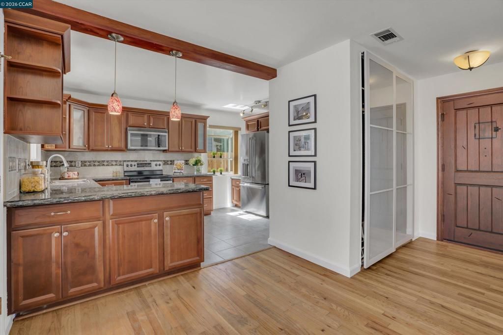Image 3 of property listing at 144 Roslyn Dr, Concord, CA 94518