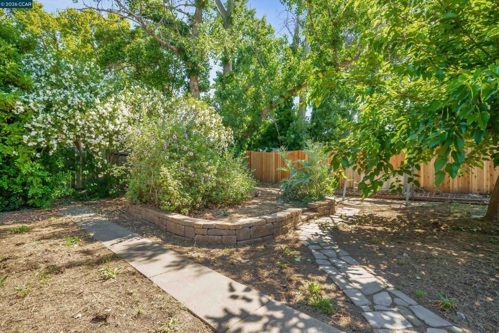 Image 30 of property listing at 144 Roslyn Dr, Concord, CA 94518