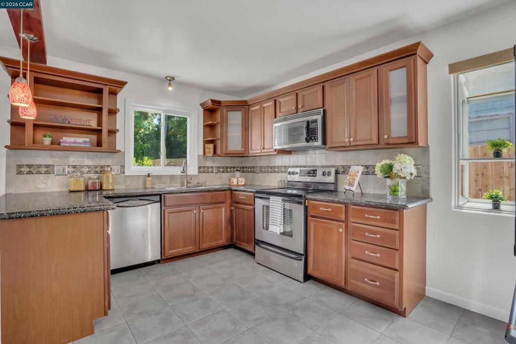 Image 4 of property listing at 144 Roslyn Dr, Concord, CA 94518