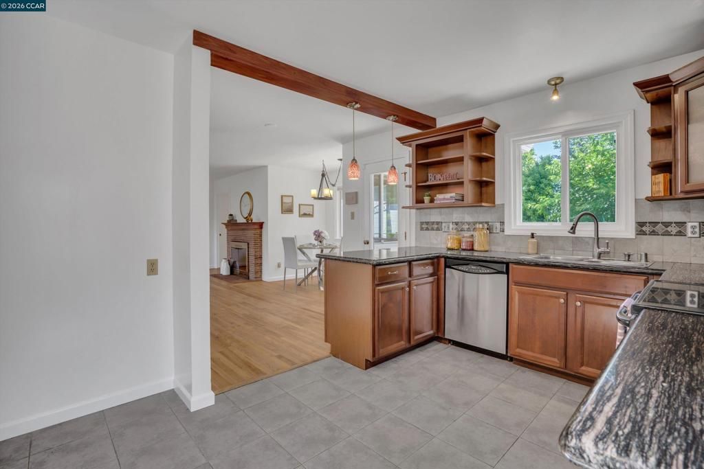 Image 5 of property listing at 144 Roslyn Dr, Concord, CA 94518