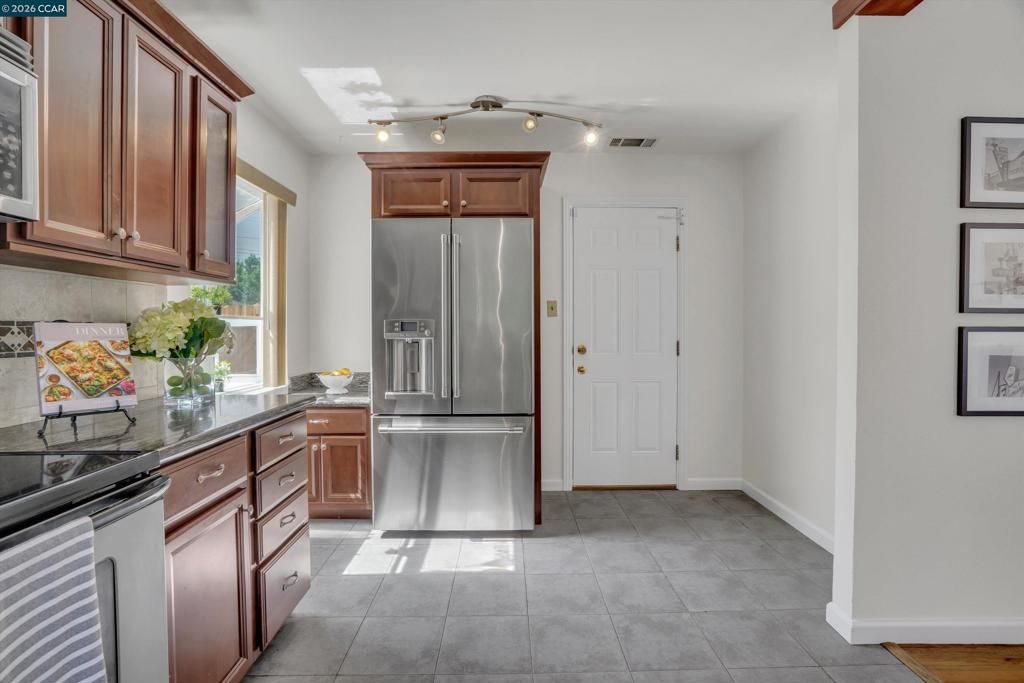 Image 6 of property listing at 144 Roslyn Dr, Concord, CA 94518