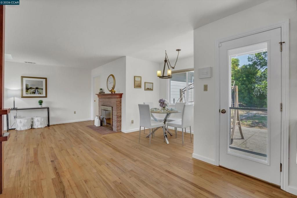 Image 7 of property listing at 144 Roslyn Dr, Concord, CA 94518
