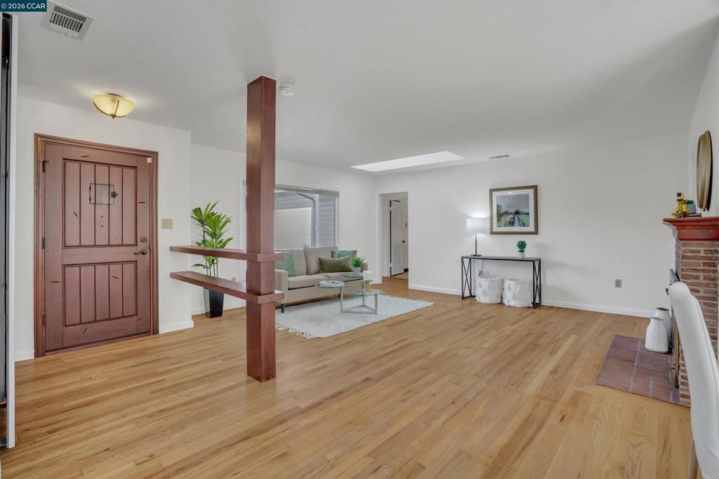 Image 8 of property listing at 144 Roslyn Dr, Concord, CA 94518