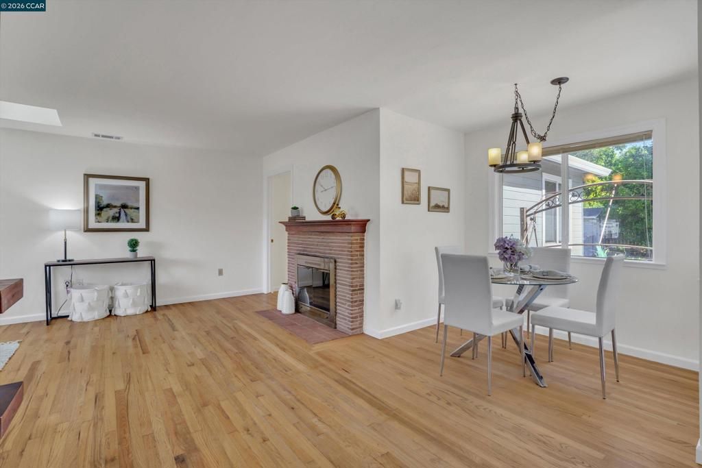 Image 9 of property listing at 144 Roslyn Dr, Concord, CA 94518