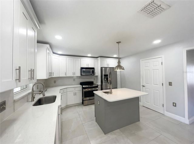 8286 SETTLERS CREEK LOOP, Lakeland, FL 33810