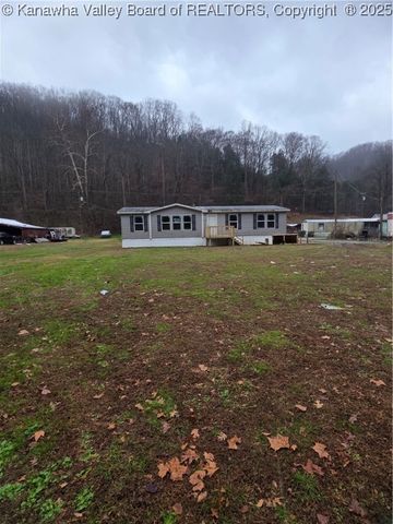 35 Lakeshore Drive, Chapmanville, WV 25508