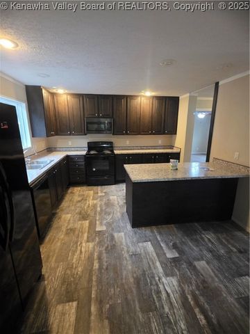 35 Lakeshore Drive, Chapmanville, WV 25508