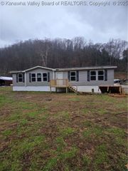35 Lakeshore Drive, Chapmanville, WV 25508
