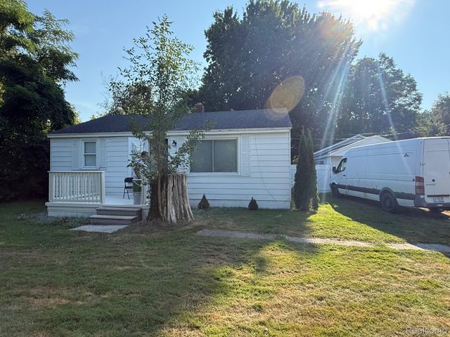 7189 Lakeshore Road, Burtchville Township, MI 48059