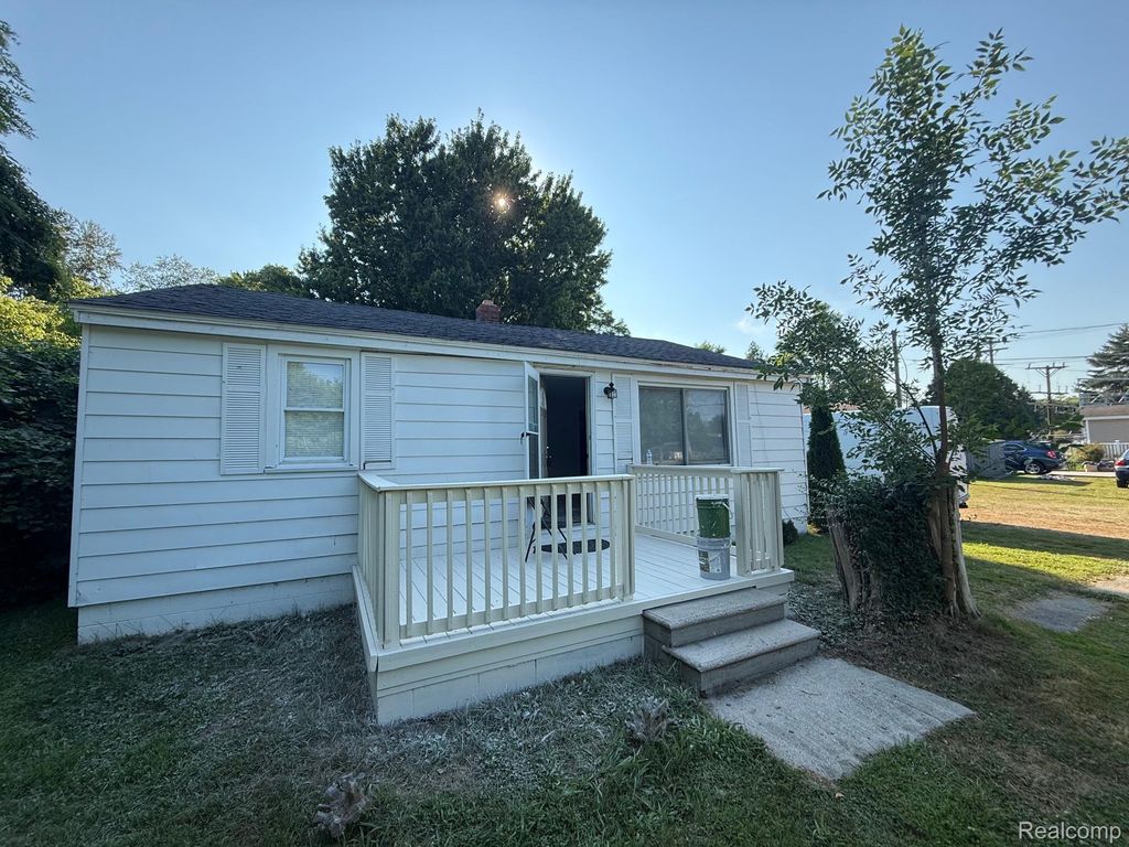 7189 Lakeshore Road, Burtchville Township, MI 48059