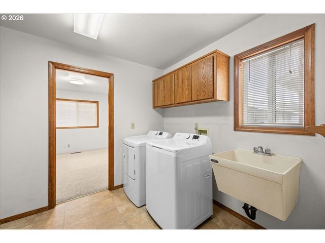 369 UPPER CAMP LOOP Rd, Roseburg, OR 97470