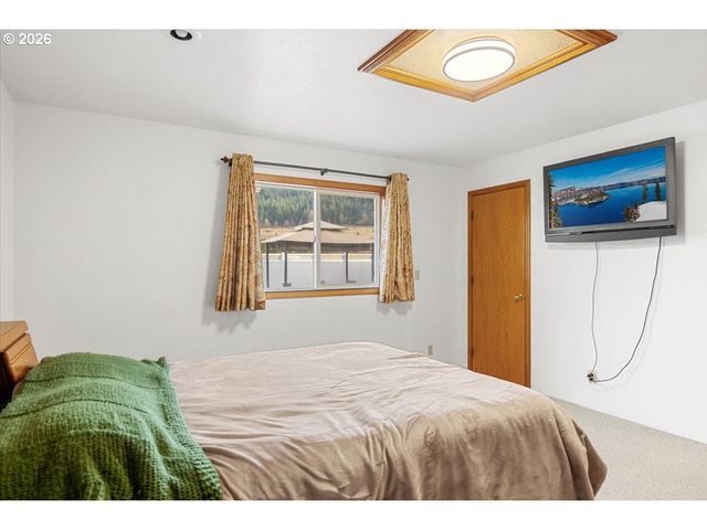 369 UPPER CAMP LOOP Rd, Roseburg, OR 97470