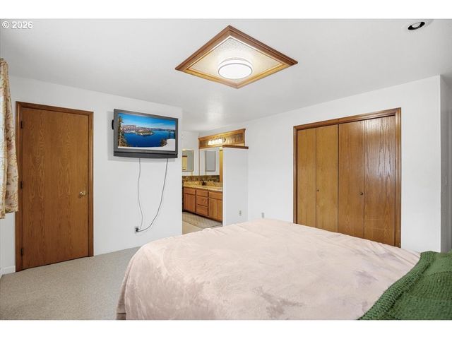 369 UPPER CAMP LOOP Rd, Roseburg, OR 97470