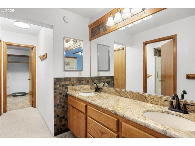 369 UPPER CAMP LOOP Rd, Roseburg, OR 97470