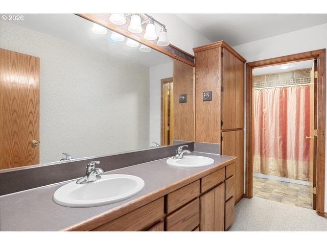 369 UPPER CAMP LOOP Rd, Roseburg, OR 97470