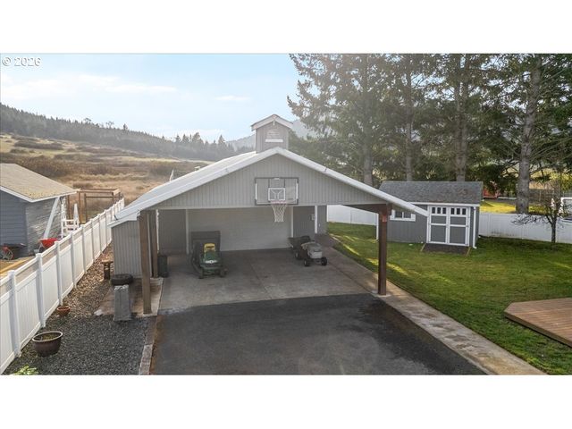 369 UPPER CAMP LOOP Rd, Roseburg, OR 97470