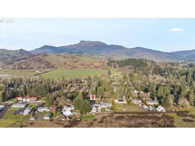 369 UPPER CAMP LOOP Rd, Roseburg, OR 97470