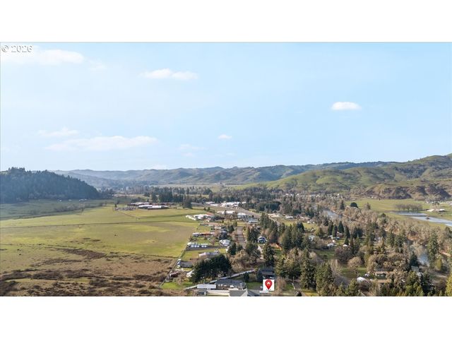 369 UPPER CAMP LOOP Rd, Roseburg, OR 97470