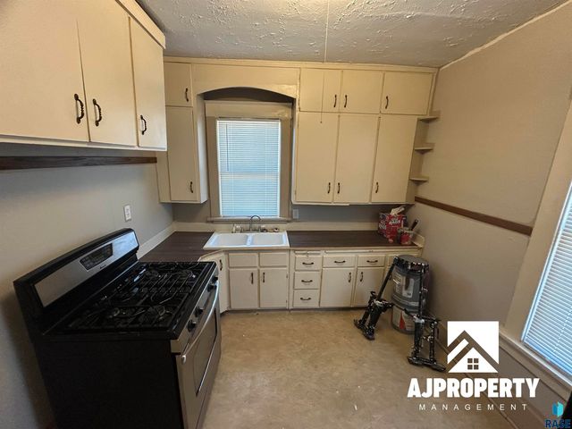 1118 W 8th St Street, Sioux Falls, SD 57104