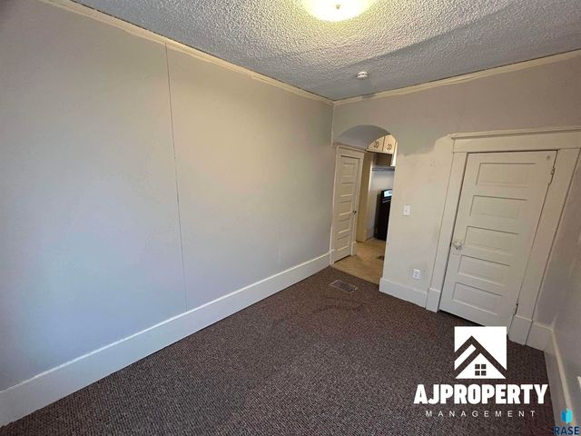 1118 W 8th St Street, Sioux Falls, SD 57104