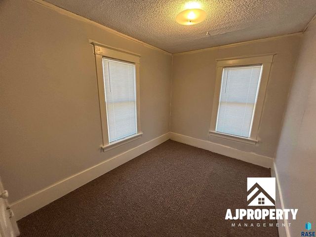 1118 W 8th St Street, Sioux Falls, SD 57104