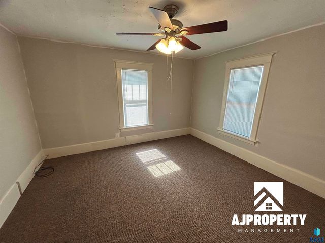 1118 W 8th St Street, Sioux Falls, SD 57104