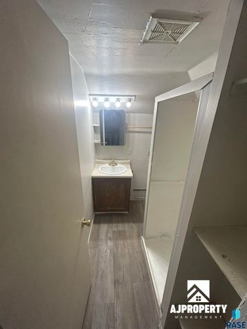 1118 W 8th St Street, Sioux Falls, SD 57104