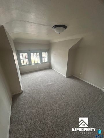 1118 W 8th St Street, Sioux Falls, SD 57104