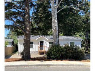2328 OAK St, North Bend, OR 97459