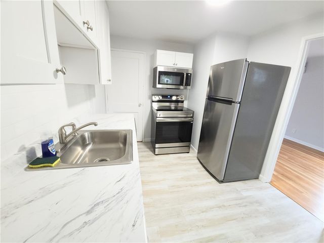 1 Shangri-La Lane, Middletown, RI 02842