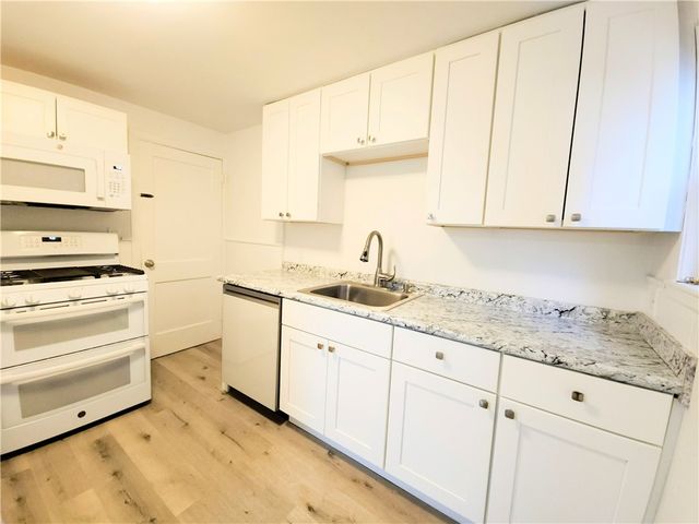 1 Shangri-La Lane, Middletown, RI 02842