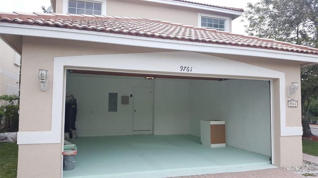 9761 NW 2nd Street, Coral Springs, FL 33071
