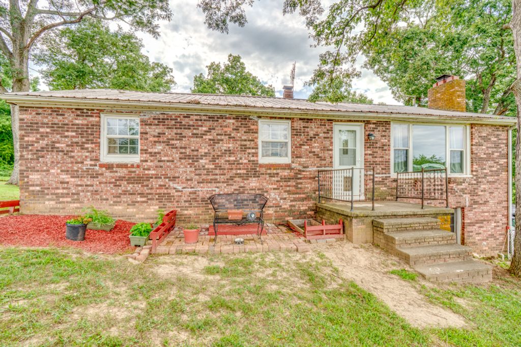 Image 2 of property listing at 8841 N Triton Lane, Mt Vernon, IL 62864