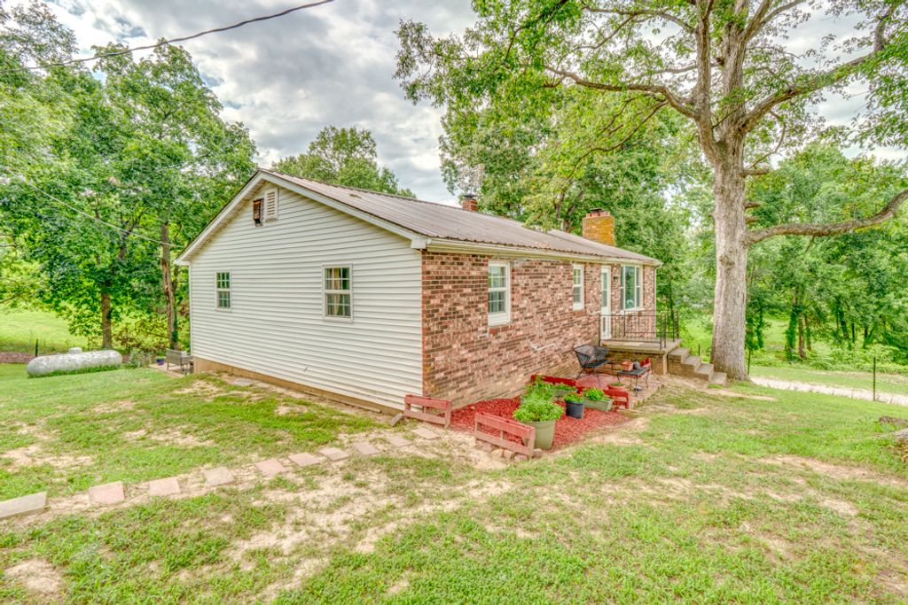 Image 3 of property listing at 8841 N Triton Lane, Mt Vernon, IL 62864