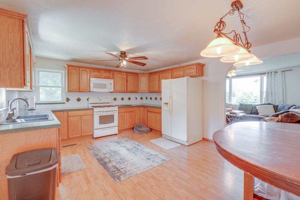 Image 21 of property listing at 8841 N Triton Lane, Mt Vernon, IL 62864